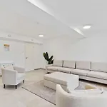 Comfort & Style In Vibrant Coliving Värdshus Luxemburg
