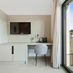 Comfort & Style In Vibrant Coliving Inn *