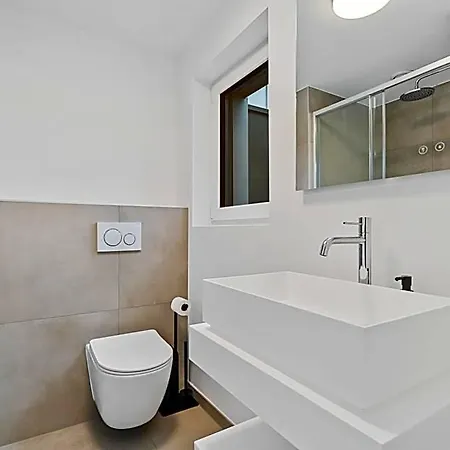 Comfort & Style In Vibrant Coliving Inn *