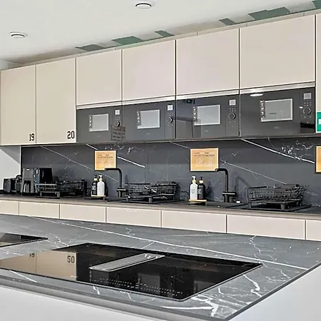 Comfort & Style In Vibrant Coliving Inn *